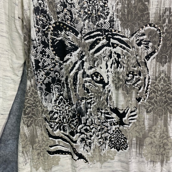 Chicos Zenergy Womens Top Size 1 US Medium 8 Tiger Studded Embellished Safari - Picture 2 of 9
